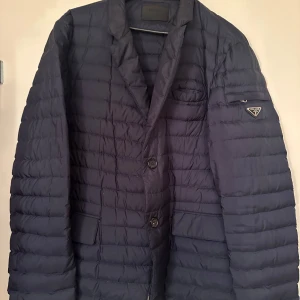 Prada jacka  - Prada dun jacka. Storlek 56 motsvarar Xl, skick 9/10 super fint. Pris 3490kr. 