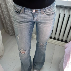 Jeans med hål - Lågmidjade jeans med hål. I bra skick. Storlek 38/32 men passar xs. Midjemåttet är ca 36 cm och innerbenslängden är ca 76 cm.