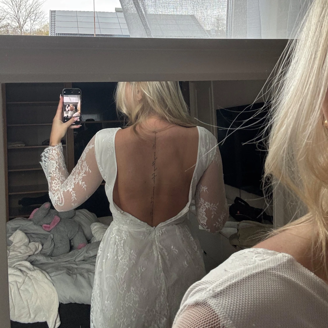 Vit spetsklänning med öppen rygg - 1