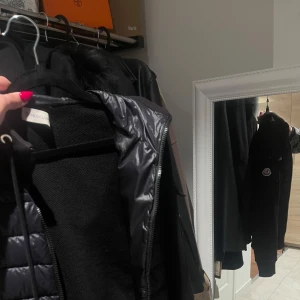 Cardigan Moncler  - Äkta snygg svart jacka från Moncler med deras ikoniska logga på ärmen. Jackan är i storlek M men skulle säga passar även som en L. Obs: äkta bevis på den kan skickas 