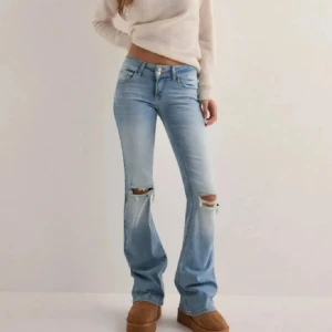 Ljusblå bootcut jeans - Har inga egna bilder, är 170 cm lång och dom sitter bra på mig, möts bara upp då jag inte vet hur man postar! Pris kan diskuteras vid snabb affär🥰