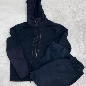 Svart Nike tracksuit byxorna är sämre skick med koftan är jätte bra skick. Passar L och lite M - Nike tracksuit 