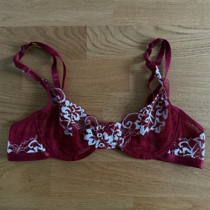 Spets-BH - Säljer denna superfina vinröda spets-BH:n med blommönster🌸 den har ingen vaddering men byglar och hakar i ryggen. Säljs då den är för stor för mig. Använd ett fåtal gånger.   Skulle uppskatta BH-storleken till 80A/80B