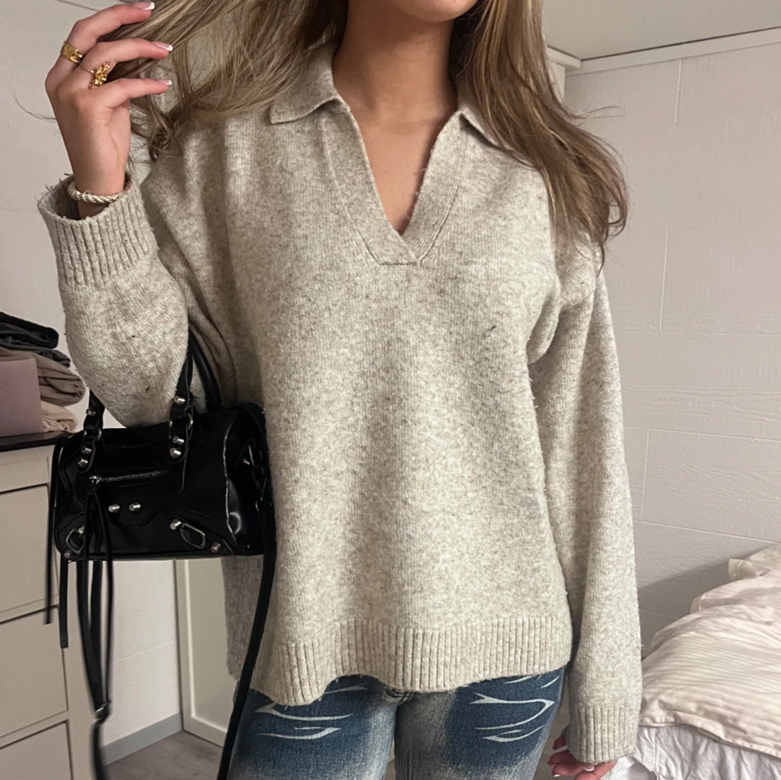 Beige stickad tröja med krage