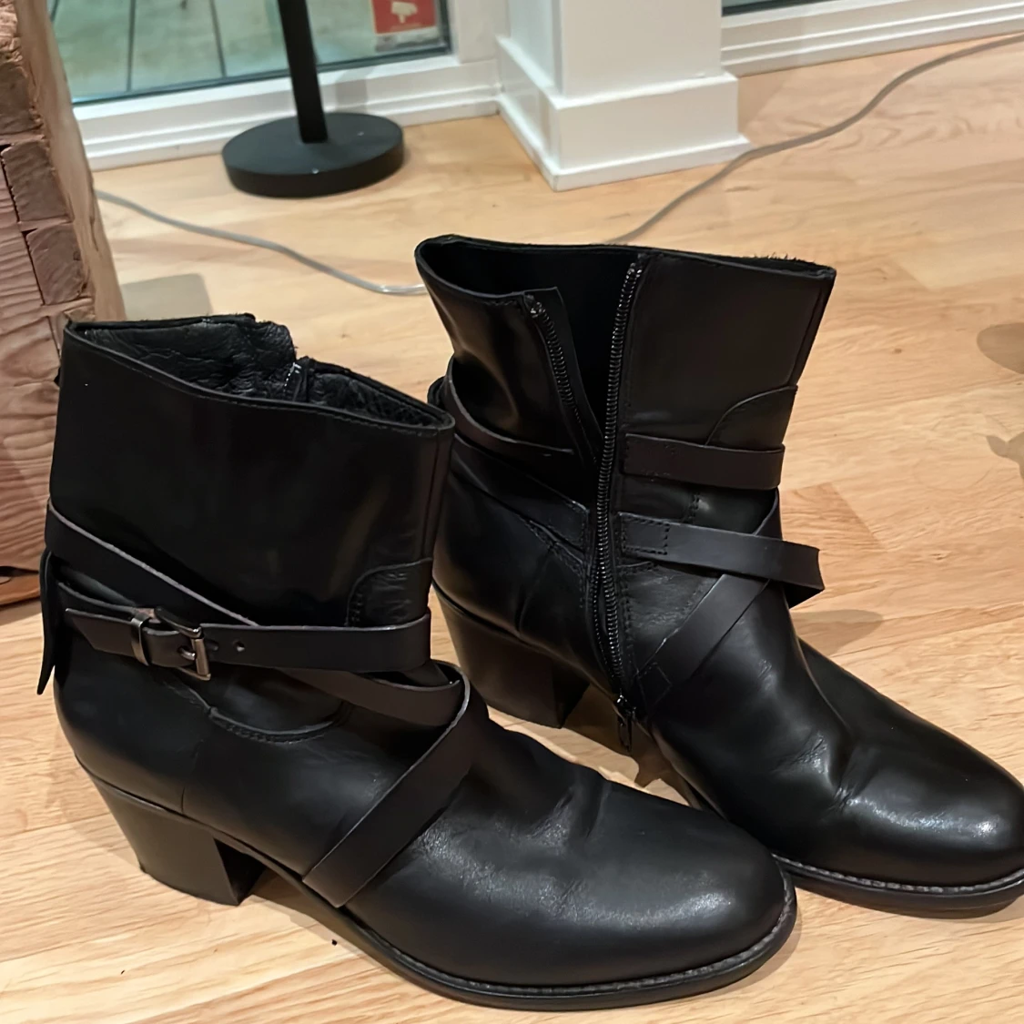 Svarta boots med klack och spänne - 1