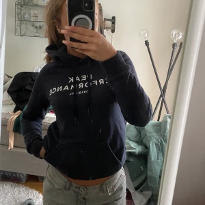 Peak performance hoodie - Marinblå peak performance hoodie, superbra skick! Storlek S🫶🏽 299 kr  