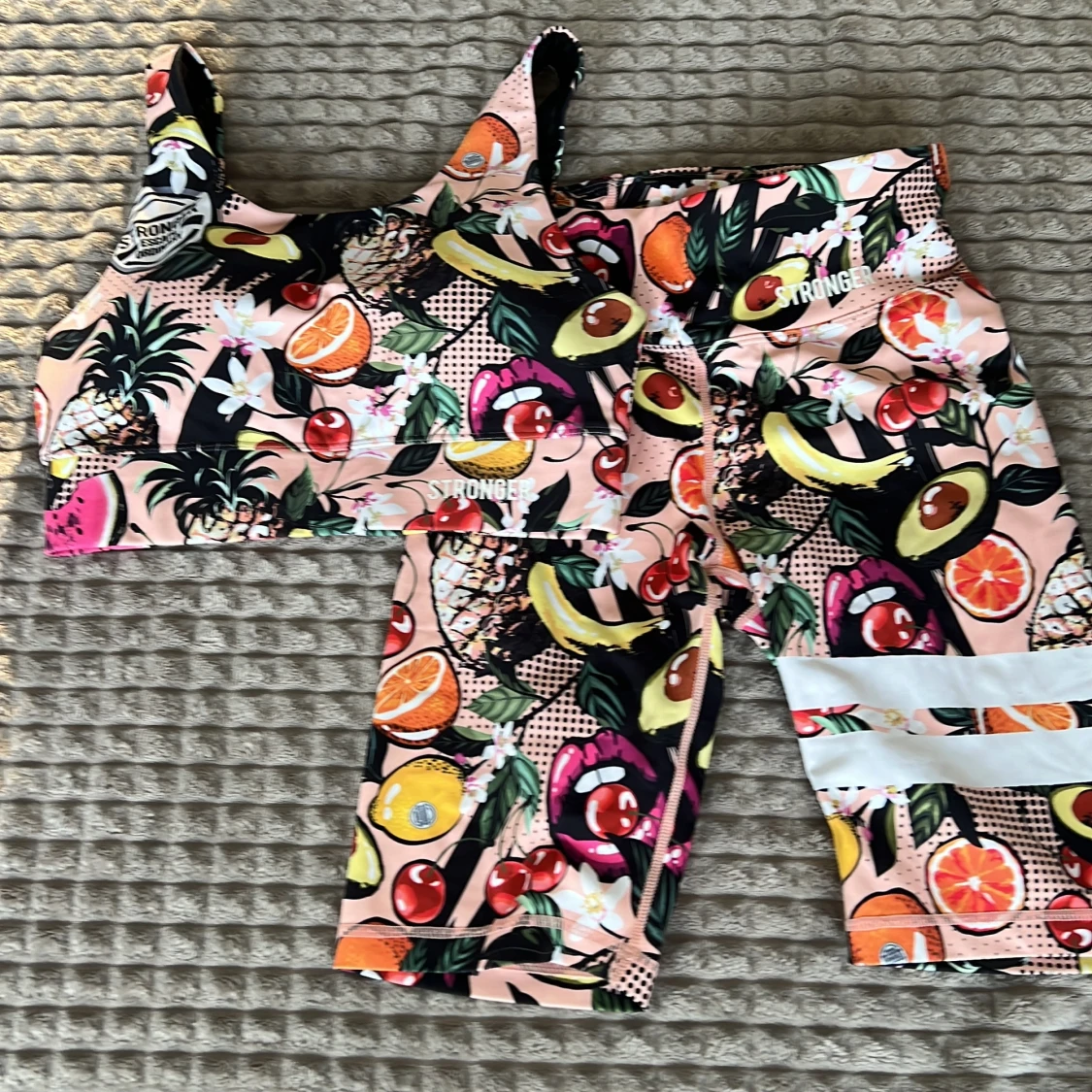 Färgglad träningsset med fruktmönster