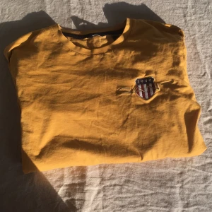 Gant långarmad tunn tröja - Snygg tunn tröja att sätta på sig när det blir lite kyligt på sommarkvällarna. 