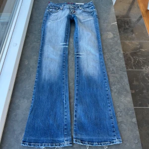 Vintage jeans  - Så sjukt coola jeans med coola fickor bak. Har tyvärr ingen bild på då de inte passar mig. Innerbenslängd: 84 cm midjehöjd: 18 cm midjemått: 37 cm med lite strech. Tyvärr så har de ett litet hål som syns på den näst sista bilden. Men det går säkert att laga. Dessutom är de lite slitna längst ner men inget man tänker på.