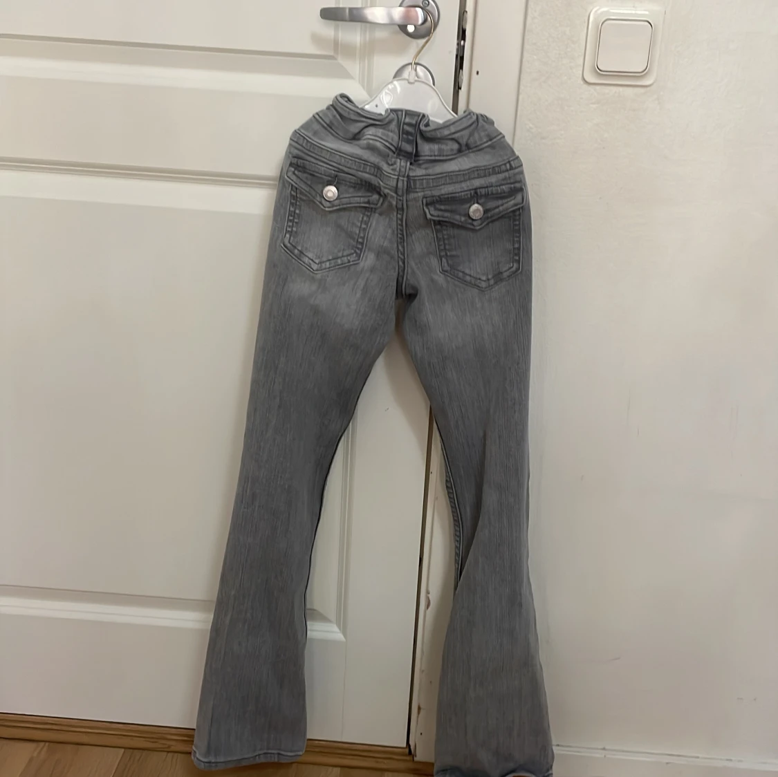 Grå bootcut jeans från H&M - 1