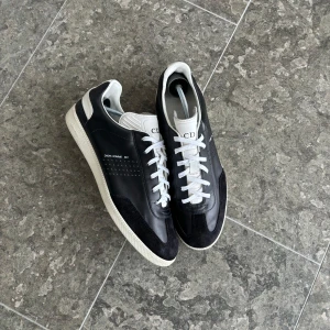 Dior B01 - Säljer ett par sjukt schyssta Dior B01 skor | skick: 9/10 | storlek: 42,5 | OG: duatbags | pris: 2499kr | Detta är ett par skor som du inte ser varje dag! Frågor? Tveka inte på att kontakta oss.