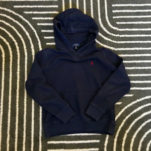 Ralph lauren hoodie - Säljer denna snygga polo Ralph lauren hoodie då den är för liten för mig. Den är använt men har tagits bra hand om. Passar dig som är 151-163 ungefär.