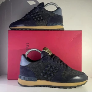 Valentino Rockrunners - Snygga sneakers från Valentino. Väldigt bra skick och alla nitar är kvar. Inga defekter. Storlek 36 men passar 37. 