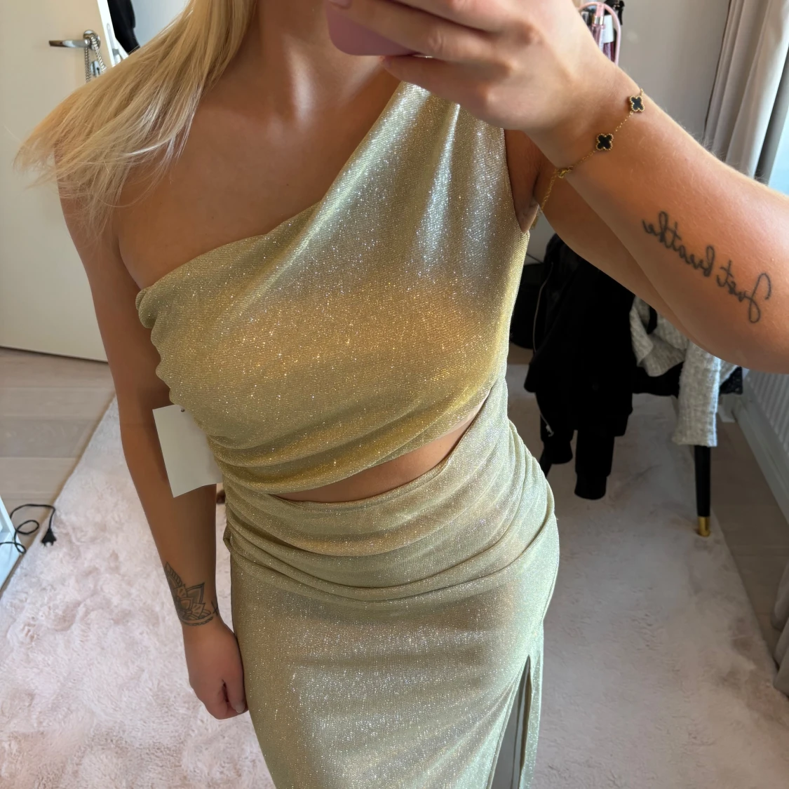 Guldglittrig oneshoulderklänning - 4