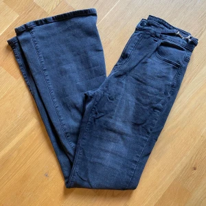 Svarta/grå bootcut jeans - Svarta bootcut jeans i storlek S, väldigt stretchiga. Något skavd i söm enligt bild 5