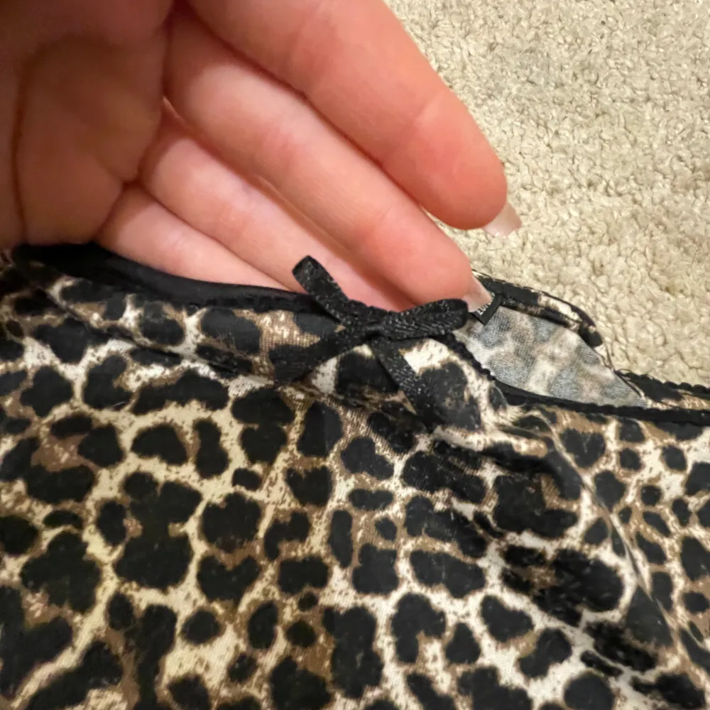 Säljer en snygg leopardmönstrad offshoulder topp från FB Sister i storlek XS. Toppen har en liten rosett framtill och är perfekt för en trendig look. Materialet är mjukt och bekvämt.. Yläosat.