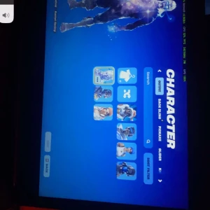 Fortnite konto med galaxy full access 340kr - Skärm från Fortnite som visar karaktärsval. Flera olika karaktärer visas i en meny till höger. Bakgrunden är blå och karaktärerna har olika utseenden och kläder. Det finns alternativ för att välja och anpassa karaktärer.