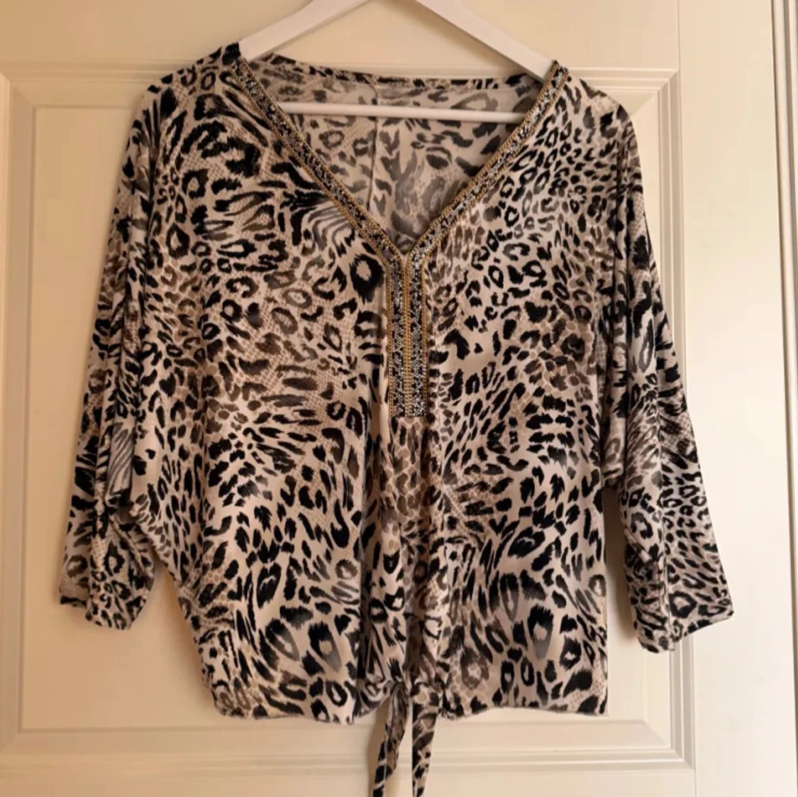 Mönstrad blus med leopardmönster