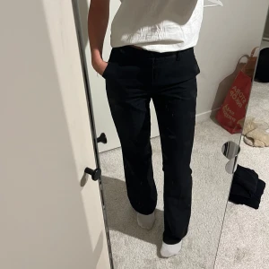 Kostymbyxor Bik Bok - Säljer dessa kostymbyxor från Bik Bok! Modellen är Vilma men gammal, därav medelhög midja. Nypris är 499kr. Använda men fint skick. Enda skavanken är ett lagat hål vid spännet framtill, se sista bilden. Storlek 34/xs 