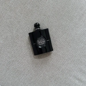 YSL Black Opium 🖤🩷 - Yves Saint Lourent Black Opium 90ml som är använd men finns lite kvar (se näst sista bilden för ungefär mängd). TOPPNOTER: Mandarin, Päron. HJÄRTNOTER: Blommor, Jasmin, Kanel, Mirabell. BASNOTER: Kaffe, Patchouli, Vanilj. Nypris 1665kr! FÖRST TILL KVARN!🩷🖤(BUNDLERABATT VID KÖP AV FLER ARTIKLAR!)