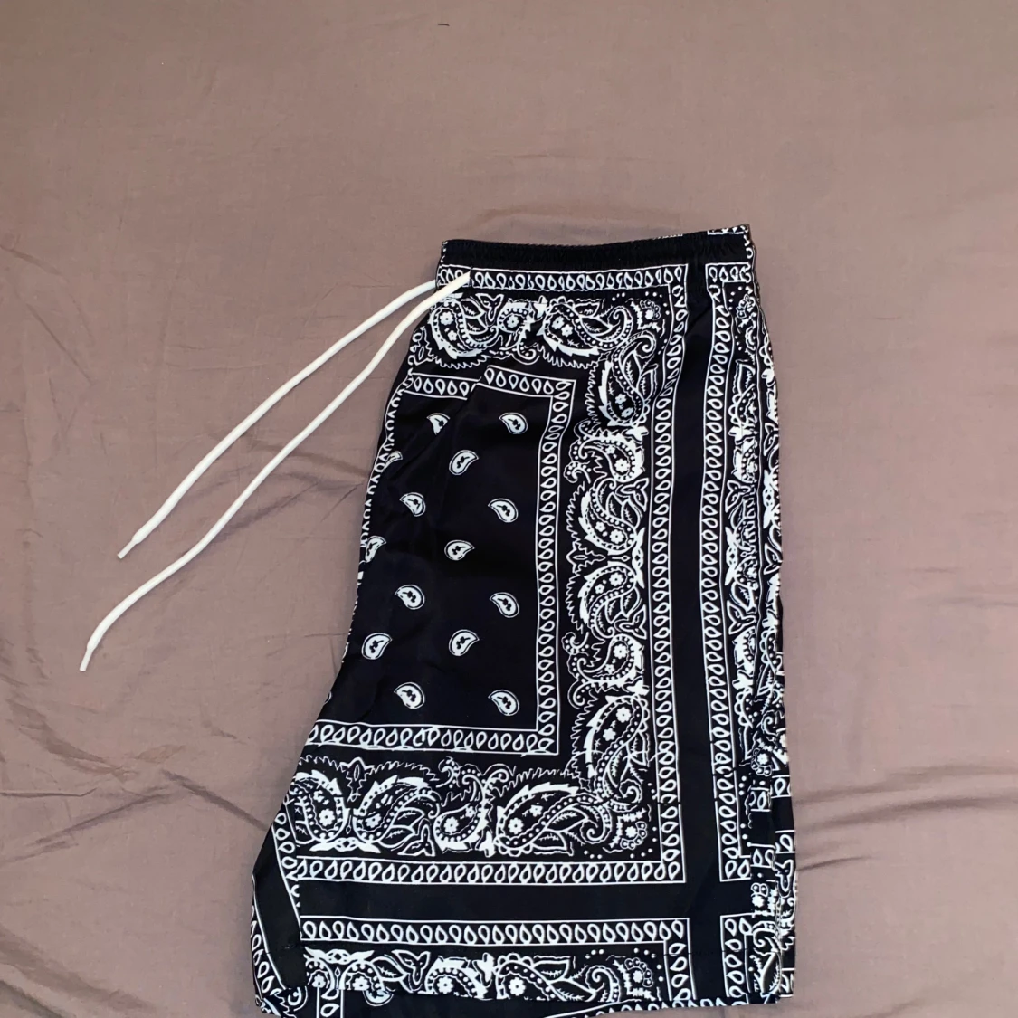 Svartvita mönstrade shorts från Manfinity - 2