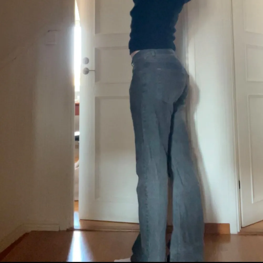 Gråa, lågmidjade utsvängda jeans. Jeansen är överlag i bra skick men har blivit slitna längst ner på ena benet (se sista bilden). W:32, L:32. Farkut & Housut.