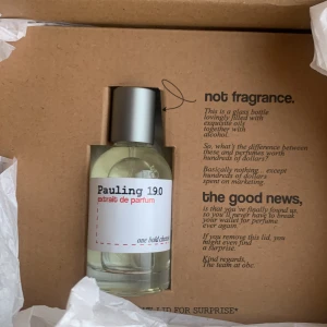 Pauling 19.0 - Pauling 19.0 är en parfym som är lik LV pacific chill. Väldigt ny, har bara sprejat typ 2 gånger. Nypris:350. Den doftar frukt som aprikos, plommon och mandarin. Den doftar också grönt och lite mint. Om du har frågor är det bara att ställa👍