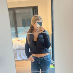 Snygg cardigan  - Snygg svart cardigan. Köpt i spanien från stradivarius ( finns inte i svergie). Jag använder den inte så mycket. Den har en krage men tycker den är snyggare ner viklad. Fråga ifall ni vill ha fler bilder. Jag kan sy kragen så den är nerviklad ifall de är nått ni vill.