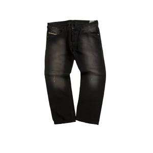 Baggy Diesel Jeans - Tjooo!! Säljer dessa tvär feta baggy diesel jeans😵‍💫😵‍💫 Modellen ”Bethler” W36/L32👀 Perfekta till dig som gillar lite störe jeans helt enkelt🙌 Sjukt snygg fade med nåra små färg droppar på knäna😻 Skriv till mig ifall du har fler frågor🙏