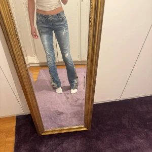 Lågmidjade jeans med ormskinnsdetaljer - Lågmidjade only jeans med fina detaljer 