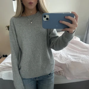 Grå stickad tröja från Vero Moda - Säljer en stilren grå stickad tröja från Vero Moda. Tröjan är i bra skick och är i storlek xs