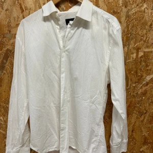 Vit skjorta från Finest Shirtmaker - Snygg vit skjorta i kompakt bomull från Finest Shirtmaker. Skjortan har en klassisk krage och knappar framtill. 