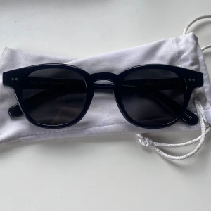 Chimi 01 - Säljer dessa superfina chimi solglasögon i modell 01 i superfint skick. Tyvär medföljer enbart påse och glasögon därav pris. Skriv  vid frågor eller lägg ett prisförslag då det kan diskuteras.