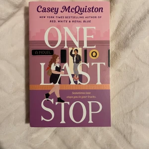 One Last Stop - En charmig och romantisk roman av Casey McQuiston, känd för 'Red, White & Royal Blue'. Boken handlar om August, en cynisk 23-åring i New York, och hennes möte med Jane, en mystisk kvinna på tunnelbanan. En berättelse om kärlek, magi och att hitta sig själv.