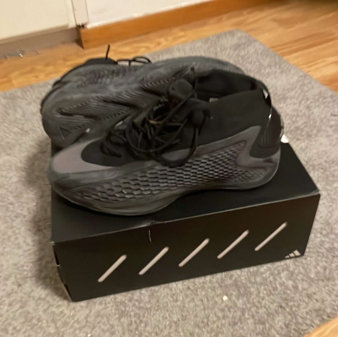 Svarta basketskor A.E. 1