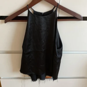 Söt satin linne med knapp  - Festlig! Lite sliten men det ger en cool look ❤️ magtröja men super söt