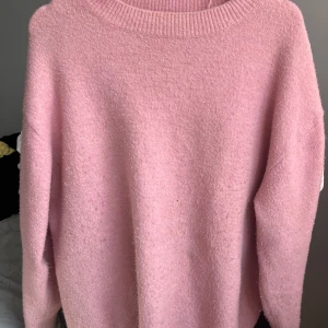 Ljusrosa stickad tröja - Supermysig ljusrosa stickad tröja med rund halsringning och långa ärmar. 