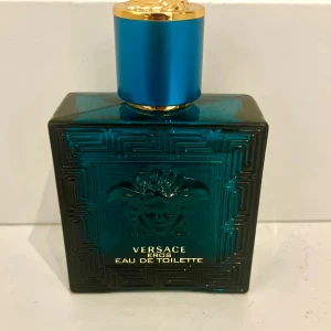 Versace Eros Eau de Toilette 50ml - Versace Eros Eau de Toilette, säljer en nästan helt ny perfym, köpt för Ca 800kr men nu tycker jag att den inte är min stil, öppen för byten också