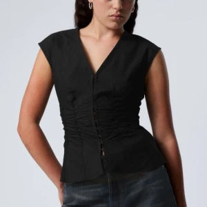 Weekday Alec ”rynkad topp i bomullspoplin”  - Slutsåld topp från weekday, helt oanvänd 🤍