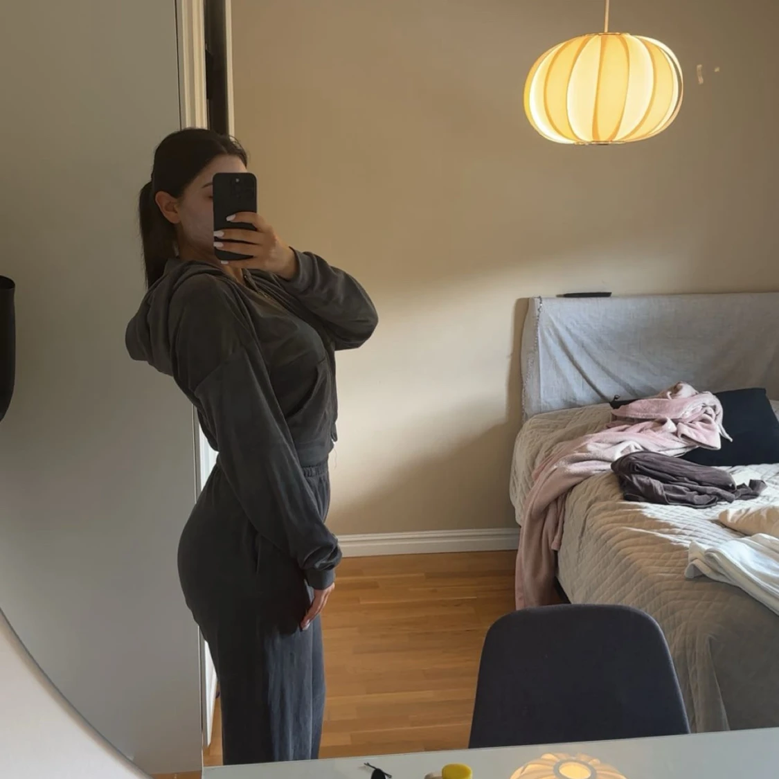 Mörkgrå hoodie med dragkedja och matchande byxa - 1