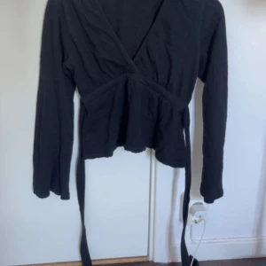 Tröja med knyt i ryggen - Tröja med v ringning från Gina tricot i storlek xs. 