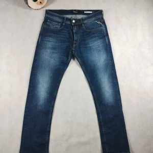 Replay Jeans -  PRIS GÅR ATT DIKSUTERA!!!  ✅ REPLAY BYXOR I 32 L 30 I UTMÄRKT SKICK, RAKA, LÄTT SLITNA, ROCCO-STIL, COMFORT FIT-LOGO PÅ FRAM- OCH BAKSIDAN, PÅ FICKAN, BOMULL ELASTAN  ✅ MÅTT MIDJEVIDD 42,5 * 2 TOTAL LÄNGD 102 FRÅN GRENEN 73 BENVEDD VID GRENEN 28 VID VÄRLDEN 19 