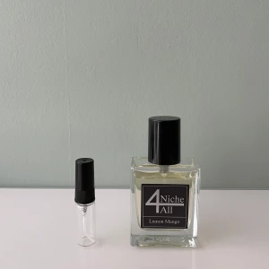 3 ml sample/doftprov av Niche 4 All Lemon Mango - Ett sample på 3 ml av Niche 4 All Lemon Mango. Det är en tropisk parfym som passar perfekt till sommaren. Parfymen är inspirerad av SHL God Of Fire men med lite mer citrus. Våra samples är helt nya och är gjorda av glas så dom är i mycket bra skick. Det är fritt fram att skriva till oss om ni har några frågor.