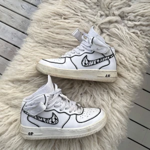 Custom Nike air force 1  - Bara använda några gånger, sulan är dock något gul därav priset. Färgen tål regn!