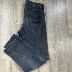 Svarta nudie jeans grim Tim - Snygga svarta jeans från Nudie Jeans som är använda 3-4 gånger! Storlek 31/30 och är en Slim och straight model. Säljer för 650 men priset är inte hugget i sten 🪨 kontakta om frågor och mer info!