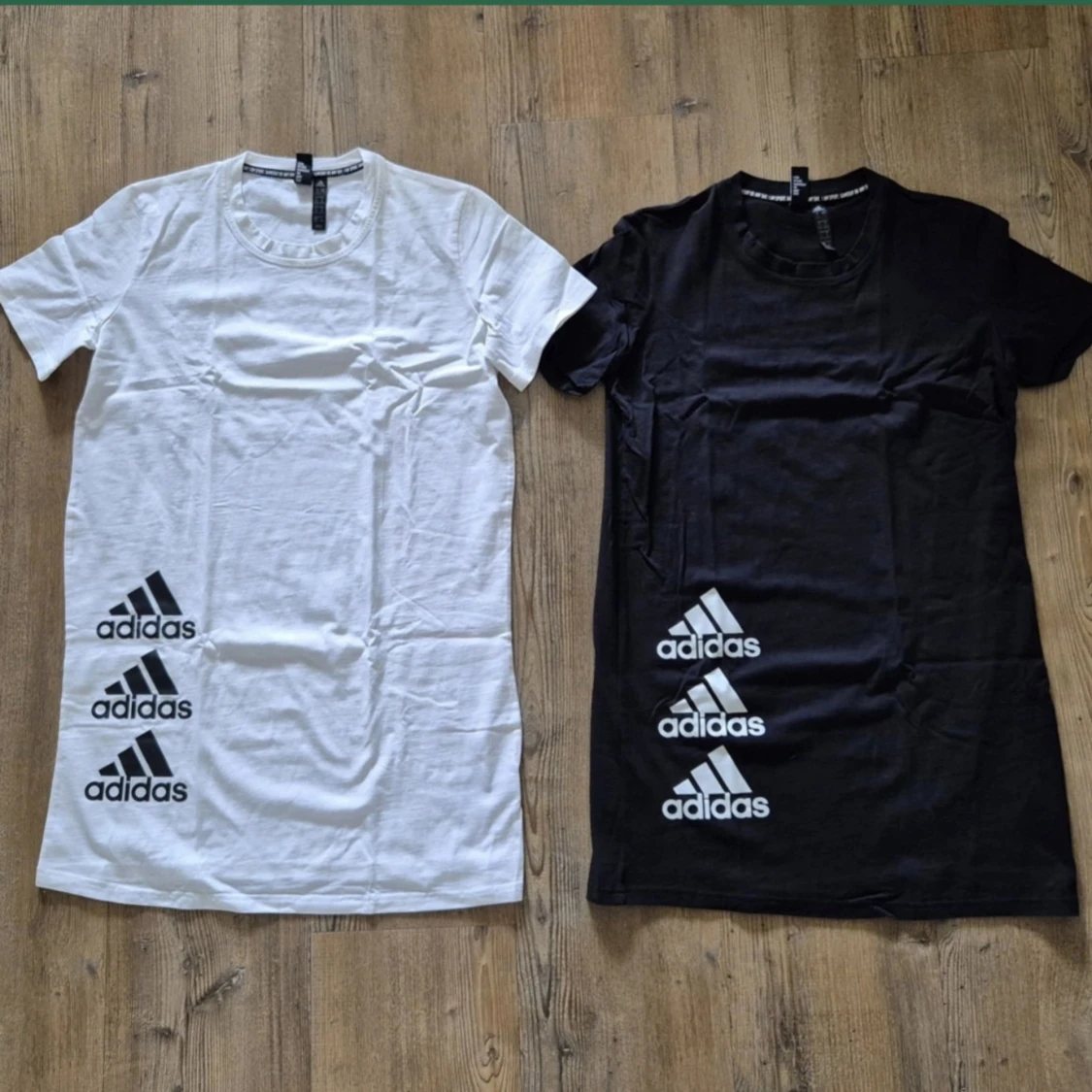 Adidas t-shirtklänningar svart & vit