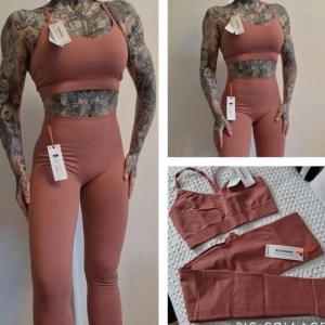 Rosa leggings från Lindex Activewear - Säljer ett par snygga, högmidjade leggings från Lindex Activewear i en dämpad rosa färg. De är tighta och stretchiga, perfekta för träning eller chill. Materialet är mjukt och följsamt, med bred linning för extra komfort. Matcha med sport-bh för en komplett look.