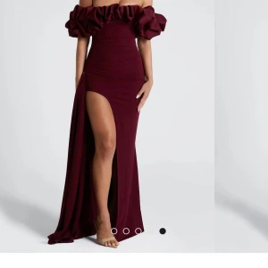 Vinröd långklänning med volang - Supersnygg vinröd långklänning med offshoulder och  volanger upptill. Perfekt till bal eller andra festligheter. Aldrig använ då jag hittade en annan balklänning som passade mig lite bättre.