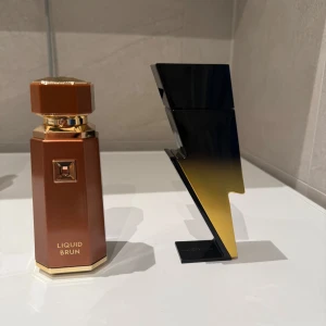 Bad Boy Extreme & Liquid Brun parfym - Säljer två parfymer: Bad Boy Extreme från Carolina Herrera, och liquid brun från French avenue, liquid brun är helt oanvänd bara test spreyat en gång, bad boy extream är också bara använd fåtal gånger,  använt kanske 0.5ml av den så inprincip full, tänker mig runt 1000kr för båda, kom med bud om detta ej passar