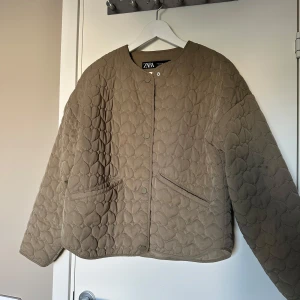 Grön jacka  - Quiltad grön jacka från Zara med hjärtformat mönster. Jackan är inte så tjock så den är perfekt till höst och vår! Tryck inte på KÖP DIREKT utan skriv privat om du är intresserad! 💛